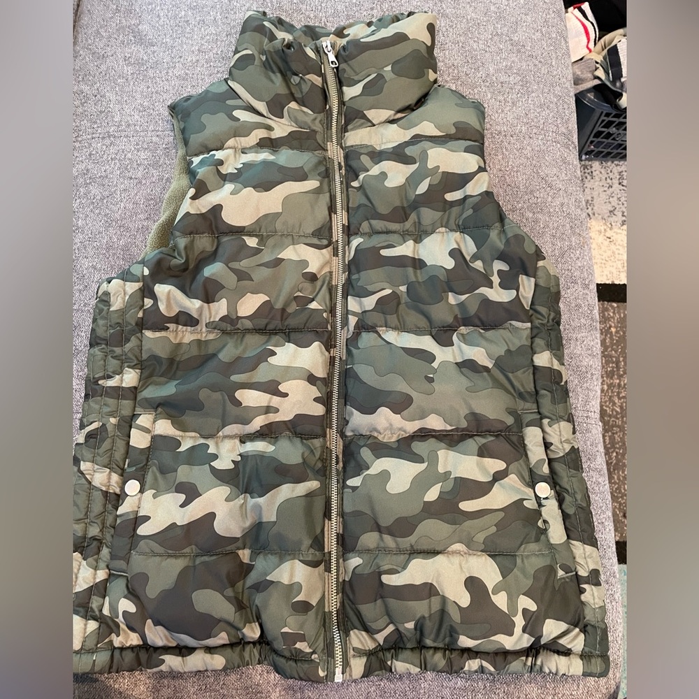 Sz M Old Navy Fleece lines Camo vest